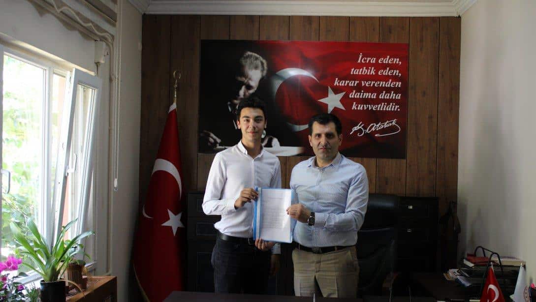 Hulusi Uçaçelik Anadolu Lisesi öğrencisi Gürcan Orhan AKSAY, İlçe Milli Eğitim Müdürümüz Bahattin GENGÖRÜ'yü ziyaret ederek, Gelecek Gençlerin Projesini tanıttı.