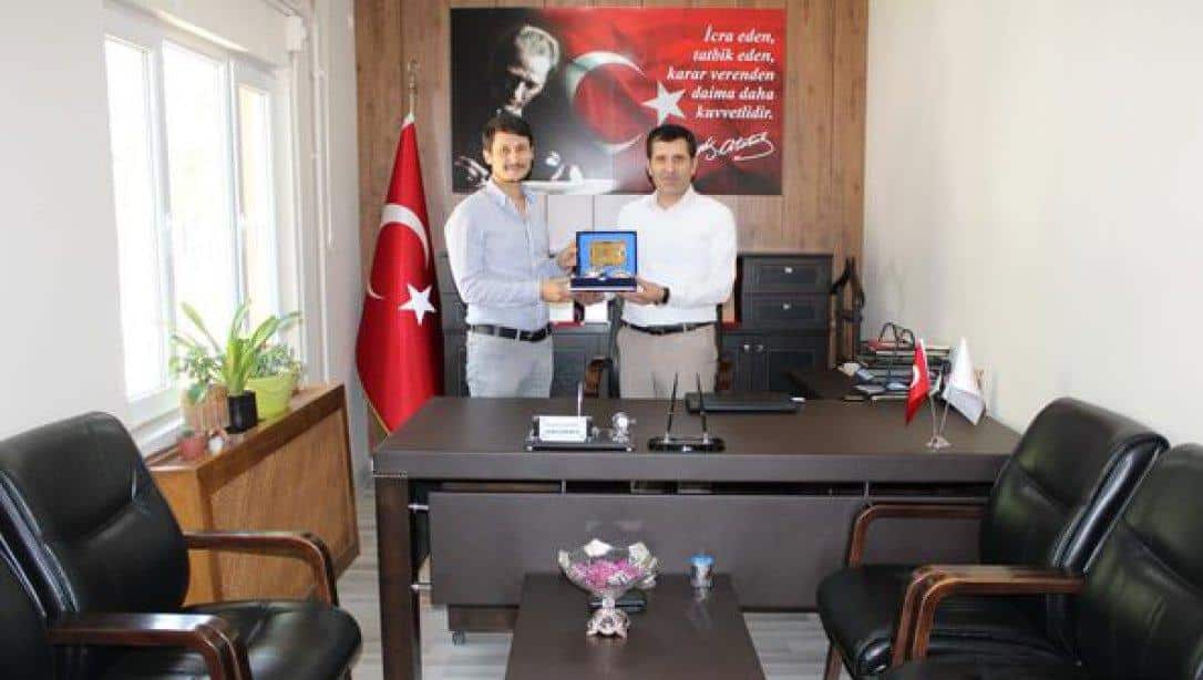 Harran Üniversitesi Öğretim Üyesi, HARÜSEM Müdürü Doç.Dr. Ahmet GÖÇEN, İlçe Milli Eğitim Müdürü Bahattin GENGÖRÜ'ye ziyarette bulundu.