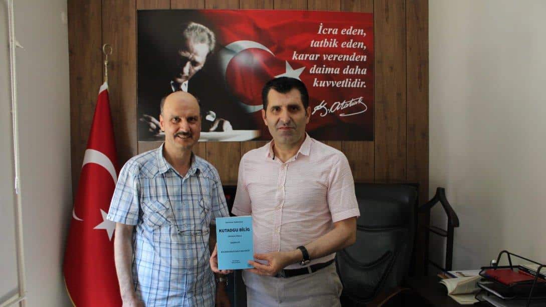 Türk Dili ve Edebiyatı Öğretmeni Nevzat YÜKSEL, İlçe Millî Eğitim Müdürü Bahattin GENGÖRÜ'YÜ ziyaret etti.