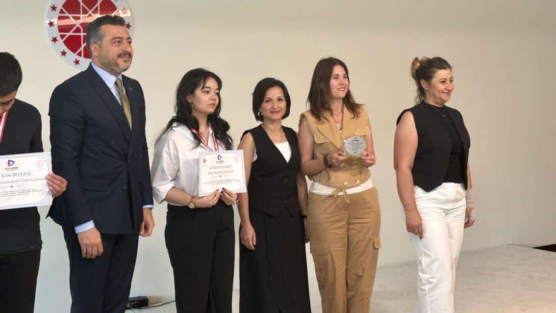 HULUSİ UÇAÇELİK ANADOLU LİSESİNDEN EN İYİ KÖŞE YAZISI ÖDÜLÜ