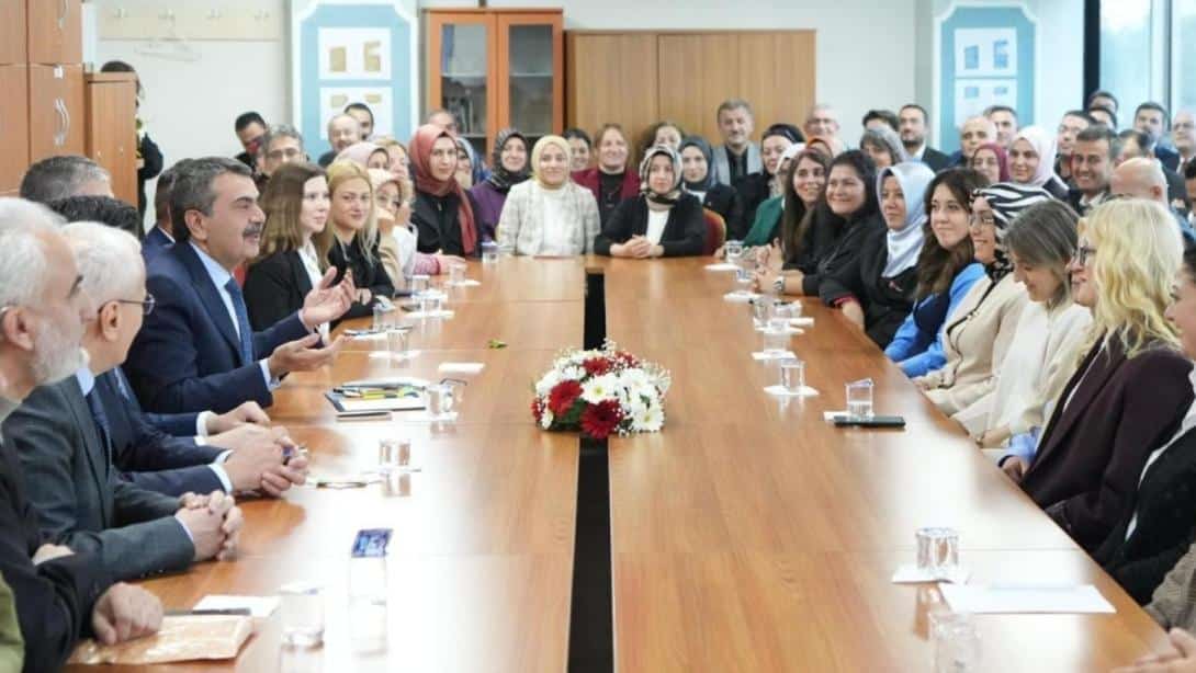 2025 YILI ÖĞRETMENLİK MESLEĞİ KARİYER BASAMAKLARI KILAVUZU YAYIMLANDI