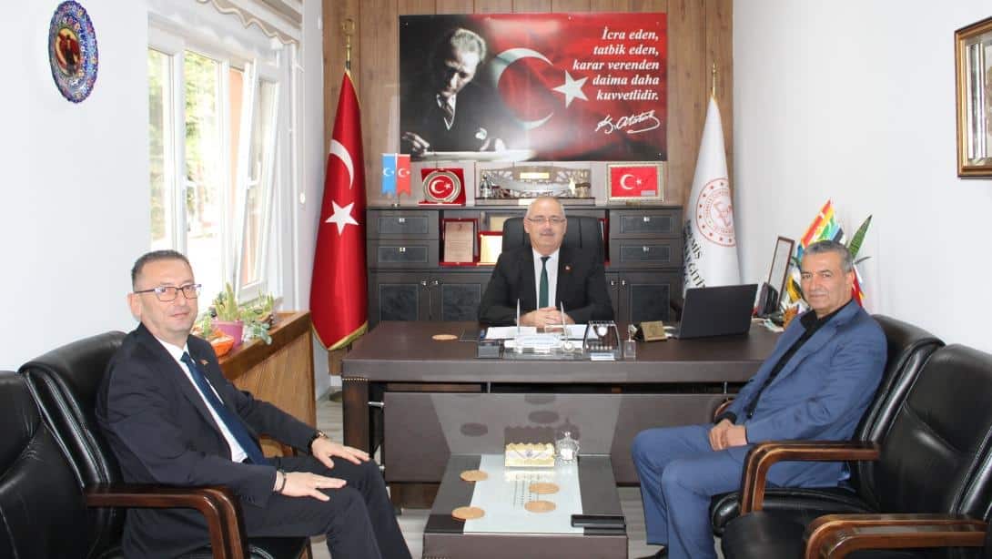 Beydağ Belediye Başkanı Sayın Şakir BAŞARAN ve Başkan Yardımcısı Sayın Nail KAHRAMAN, İlçe Millî Eğitim Müdürümüz Sayın Sunullah DESTİCİOĞLU'nu Ziyaret Ettiler