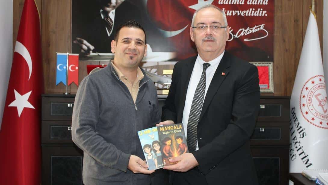 Yazar ve Öğretmen Aykut BAĞÇİVAN, İlçe Millî Eğitim Müdürümüz Sayın Sunullah DESTİCİOĞLU'nu Makamında Ziyaret Etti